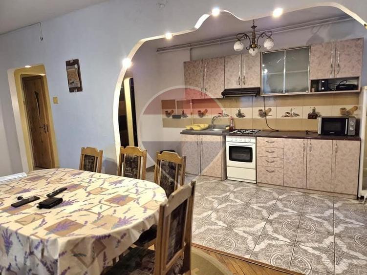 Apartament cu 4 camere decomandat, mobilat în Central