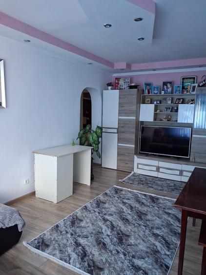 Apartament cu 3 camere semidecomandat în Zemeș