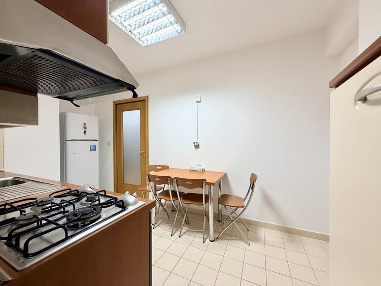 Apartament cu 3 camere semidecomandat, mobilat în Herăstrău