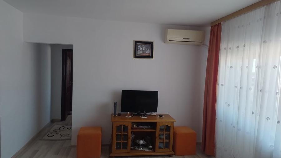 Apartament cu 3 camere semidecomandat, mobilat în 9 Mai