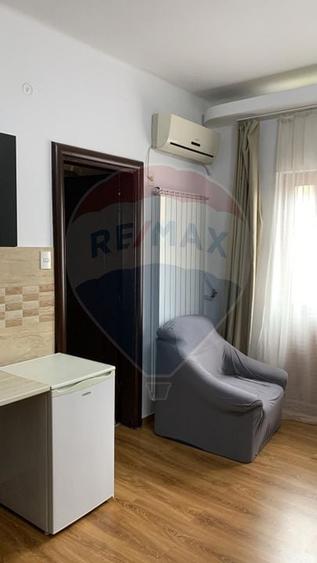 Garsonieră decomandată, mobilată în Romană