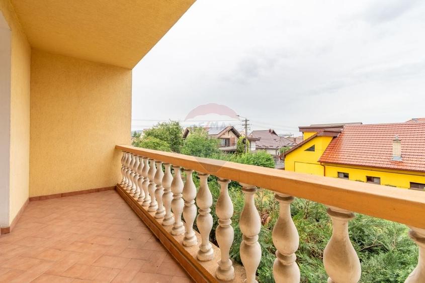 Casă individuală cu 8 camere cu Teren 450 Mp în Gruia