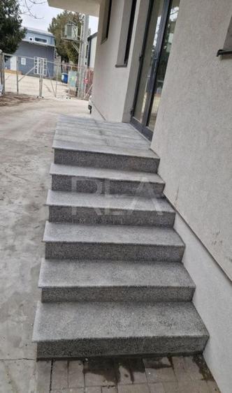 Spațiu comercial, de 200 mp, în Tunari