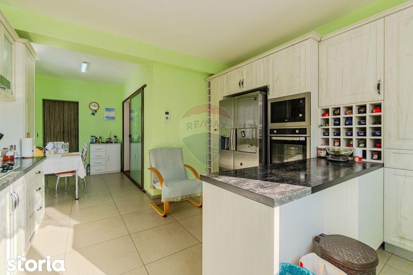 Casă cu 7 camere cu Teren 1004 Mp în Central