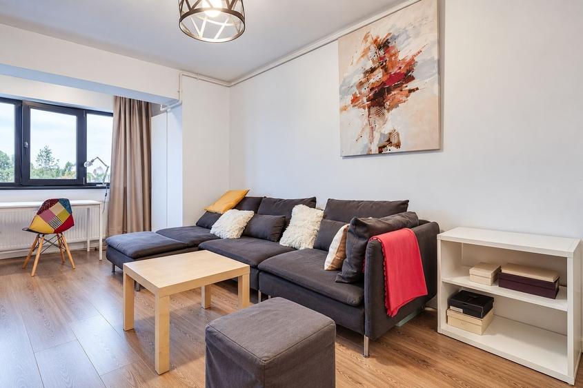 Apartament cu 2 camere semidecomandat în P-ta Presei Libere