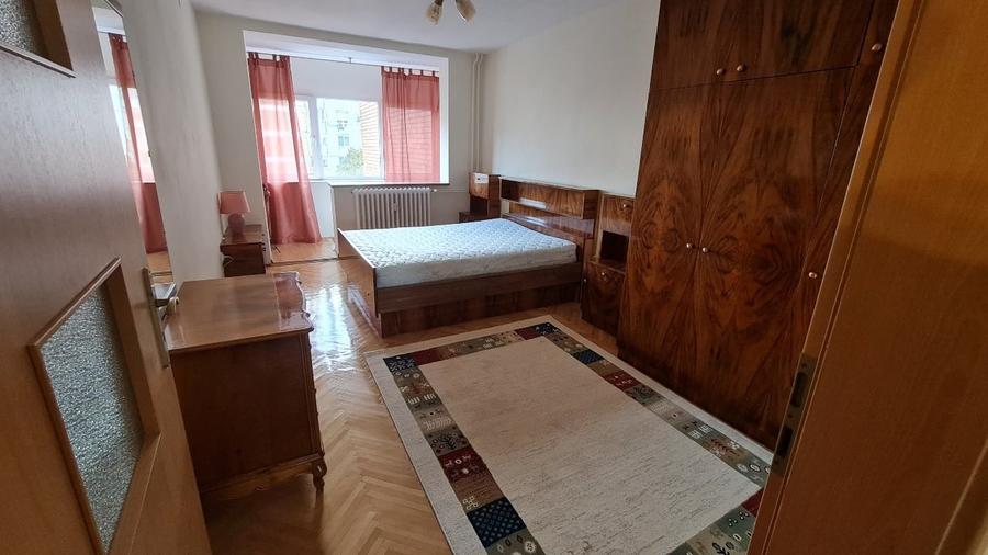 Apartament cu 3 camere semidecomandat, mobilat în Complex Studențesc