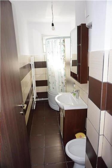 Apartament cu 3 camere semidecomandat, mobilat în Craiovița Nouă