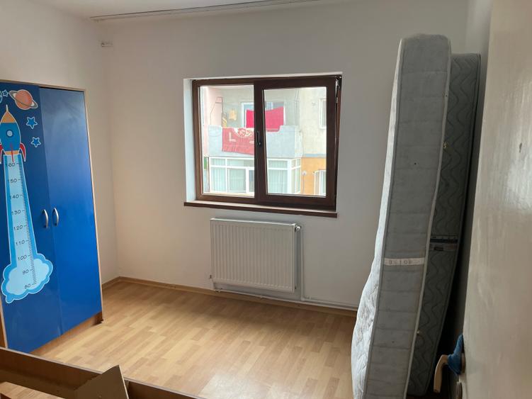 Apartament cu 3 camere semidecomandat în Central