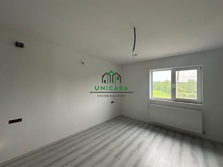 Casă individuală cu 8 camere cu Canalizare în Români