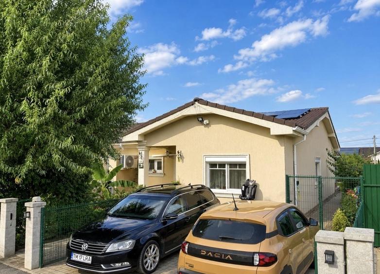 Casă individuală cu 3 camere cu Canalizare în Moșnița Nouă