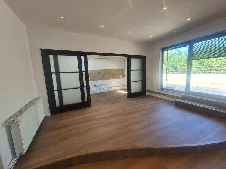 Apartament cu 5 camere decomandat în Kiseleff