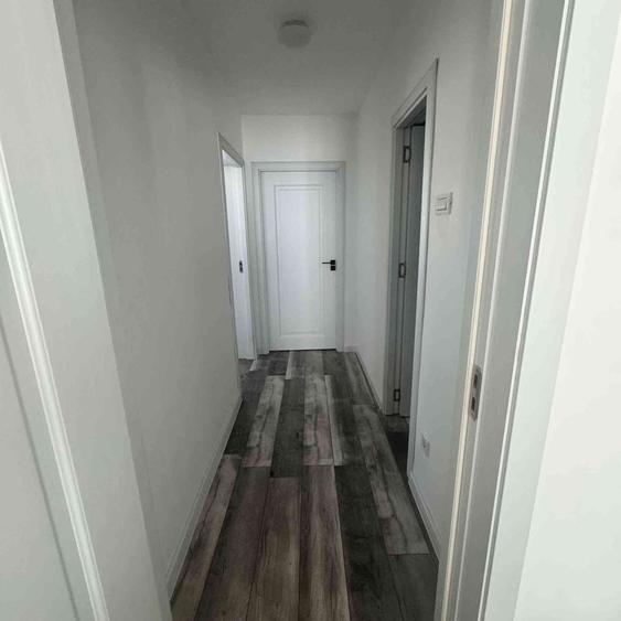 Apartament cu 3 camere semidecomandat în Crângași