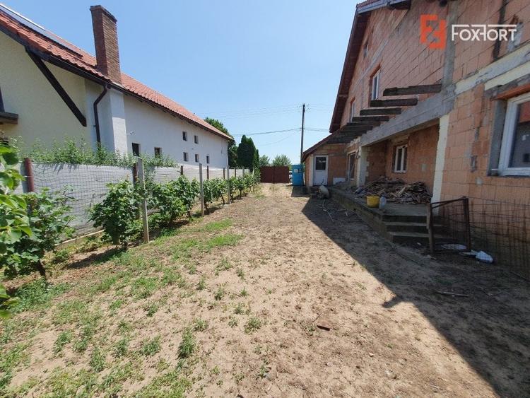 Duplex cu 6 camere cu Canalizare în Peciu Nou