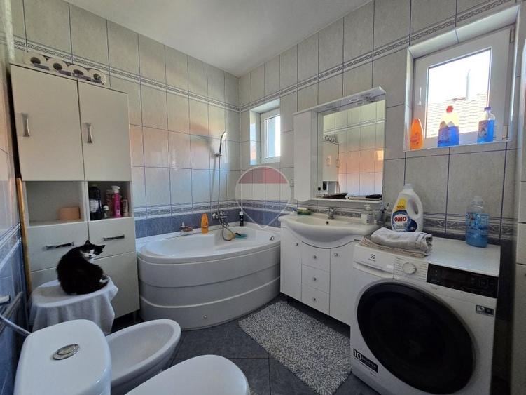 Casă individuală cu 7 camere cu Teren 4431 Mp în Vâlcele