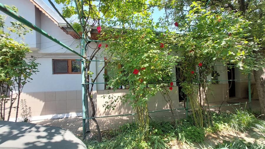 Casă individuală cu 4 camere cu Canalizare în 23 August (Cațelul)