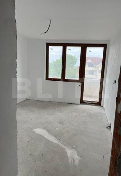 Apartament cu 3 camere semidecomandat în Careiului
