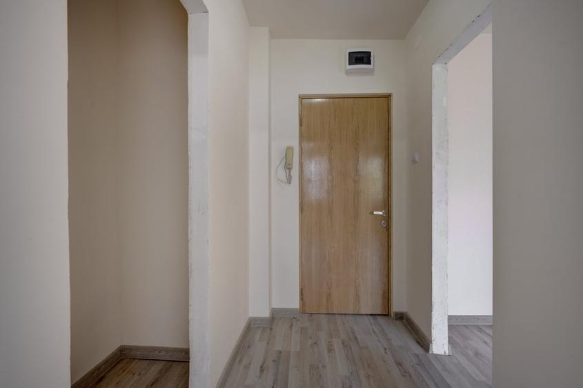 Apartament cu 3 camere semidecomandat în Baba Novac