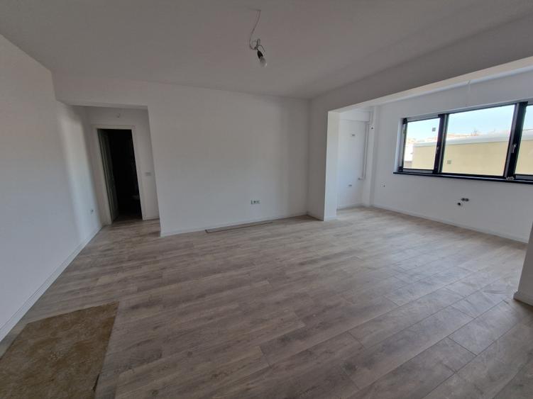 Apartament cu 3 camere semidecomandat în Brâncoveanu