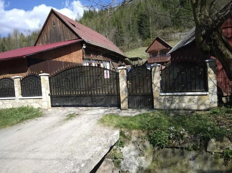 Casă cu 4 camere cu Teren 1900 Mp în Central