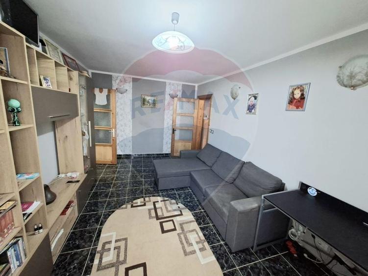 Apartament cu 3 camere semidecomandat, mobilat în Narcisa