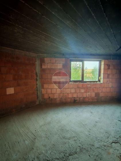 Casă individuală cu 10 camere cu Teren 4826 Mp în Breasta