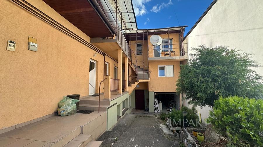Casă individuală cu 10 camere decomandat cu Canalizare în Central