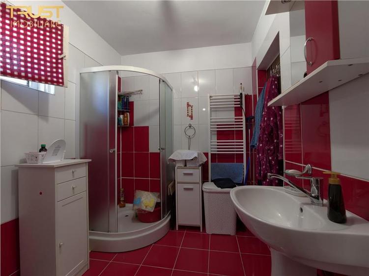 Casă cu 8 camere cu Teren 560 Mp în Someșeni