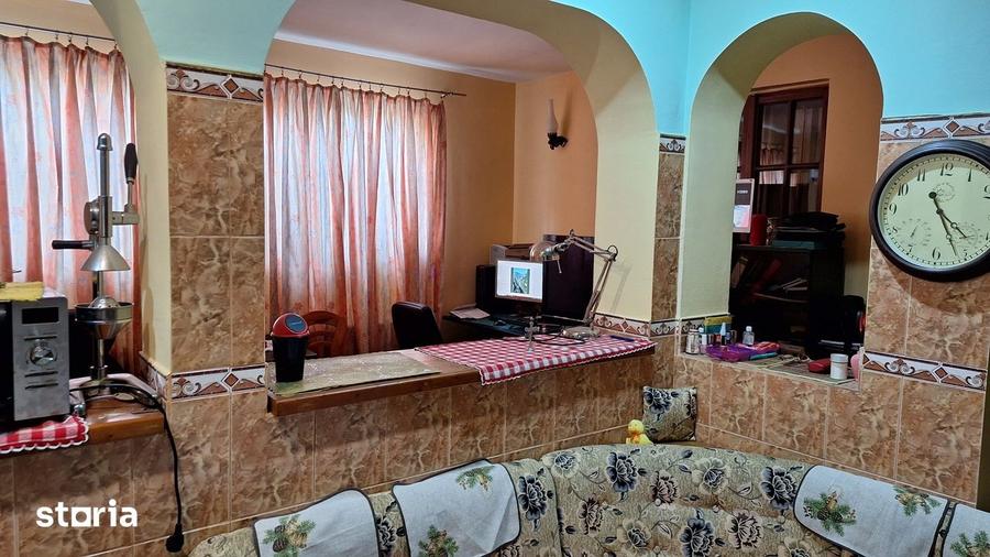 Casă cu 10 camere cu Canalizare în Central