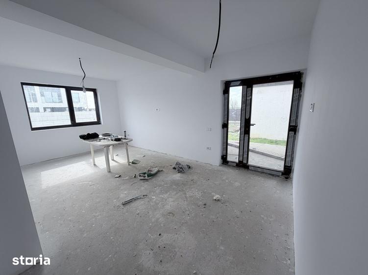 Casă cu 5 camere cu Teren 492 Mp în Glina