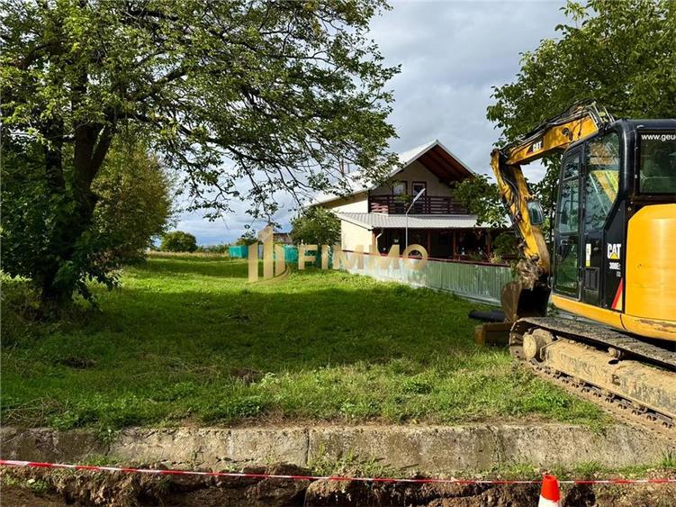 Teren Construcții intravilan de 1750 mp, în Adâncata
