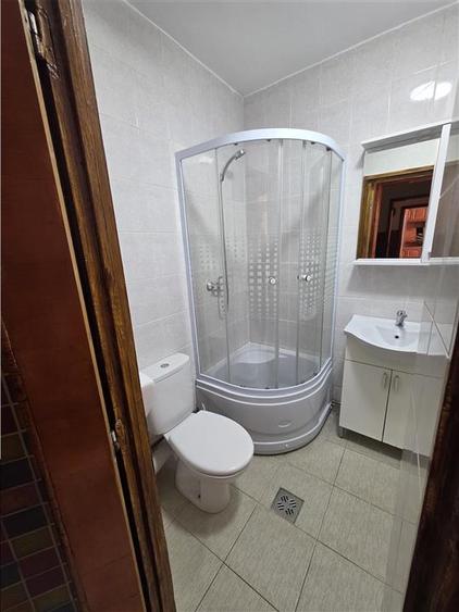 Apartament cu 4 camere semidecomandat în Răcădău