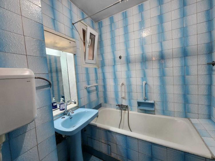 Apartament cu 3 camere semidecomandat în Gara de Nord