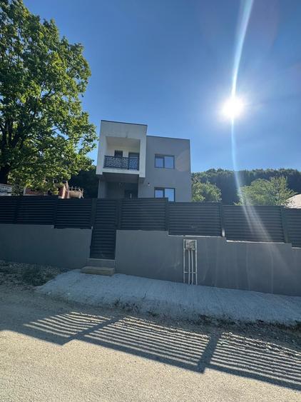 Casă cu 4 camere în Ștefănești