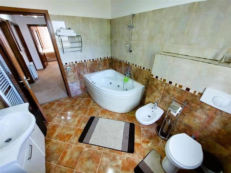 Duplex cu 6 camere cu Canalizare în Central