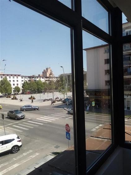 Apartament cu 3 camere semidecomandat, mobilat în 9 Mai