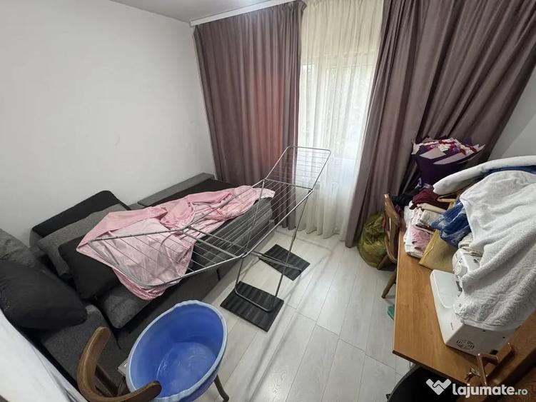 Apartament cu 3 camere decomandat în Poarta 6