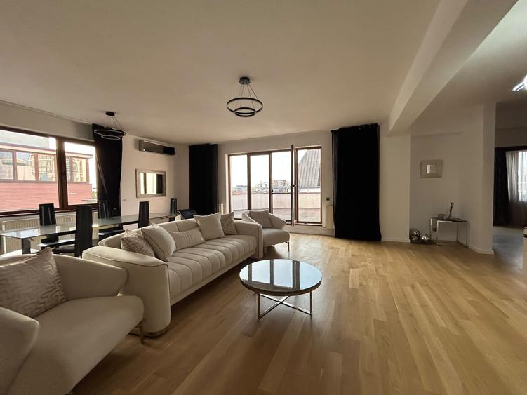 Penthouse cu 3 camere decomandat în Herăstrău