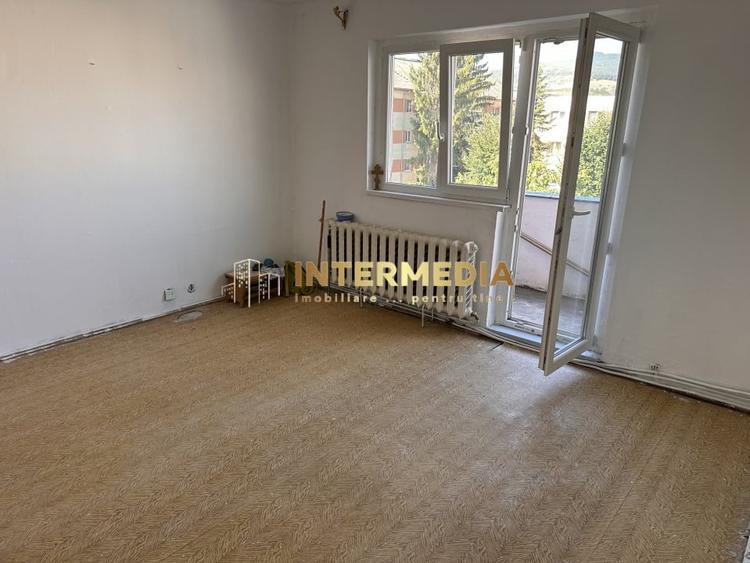 Apartament cu 2 camere semidecomandat în Cetate