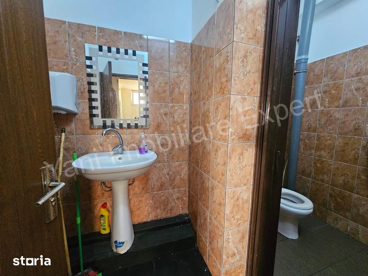 Casă cu 10 camere cu Teren 2642 Mp în Central