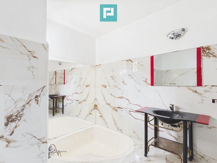 Casă cu 5 camere cu Piscina în Central