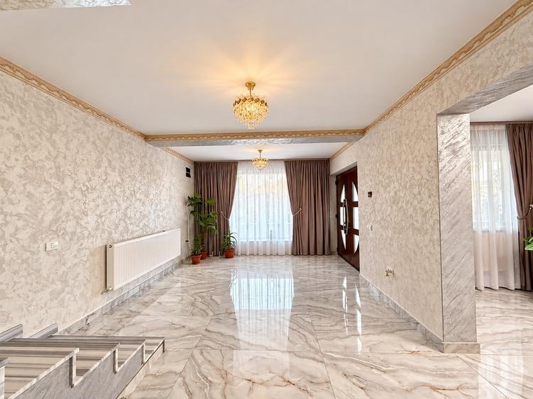 Casă individuală cu 6 camere cu Canalizare în Corbu