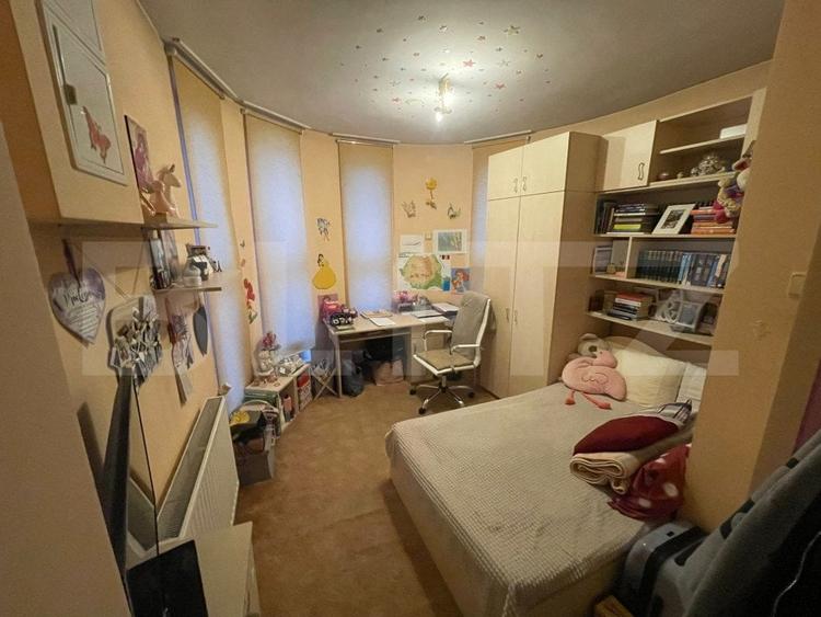 Casă individuală cu 6 camere cu Canalizare în Central