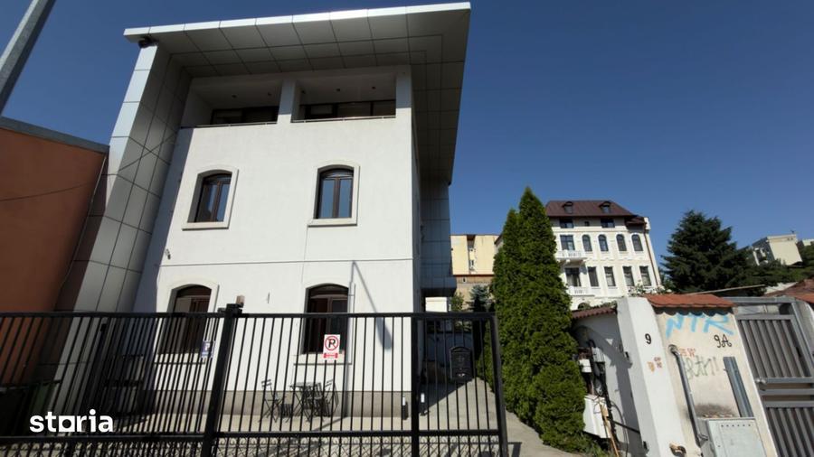 Casă cu 8 camere cu Teren 236 Mp în Gara de Nord