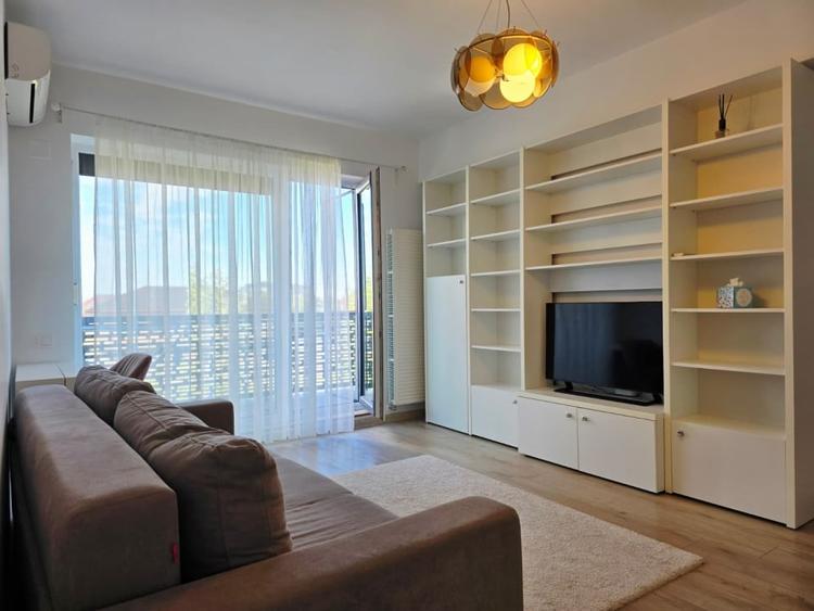 Apartament cu 3 camere semidecomandat, mobilat în Otopeni