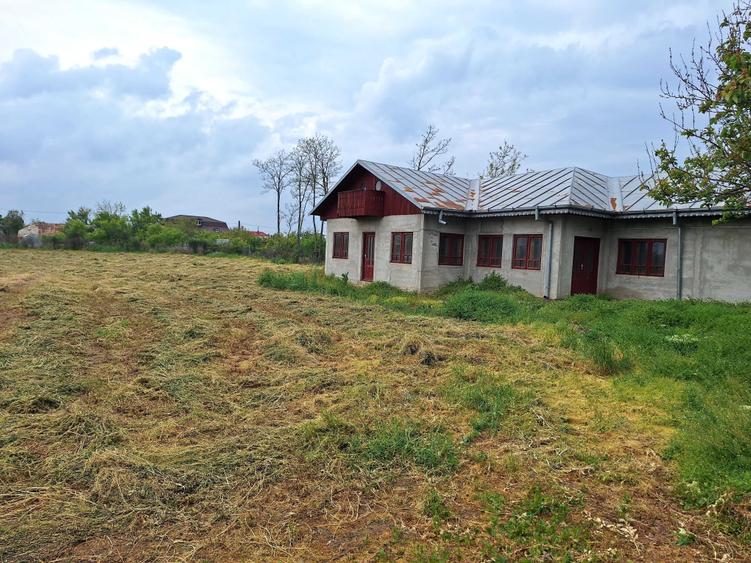 Casă cu 4 camere în Lacu Sărat
