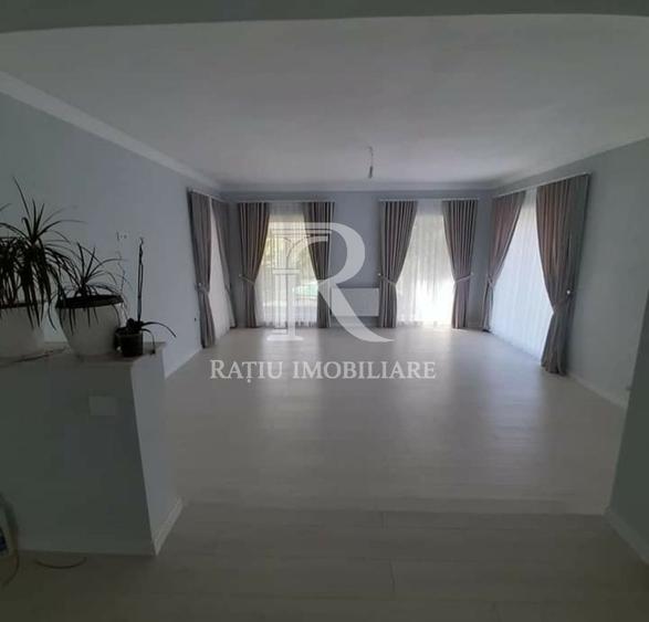 Casă individuală cu 7 camere cu Canalizare în Sântandrei