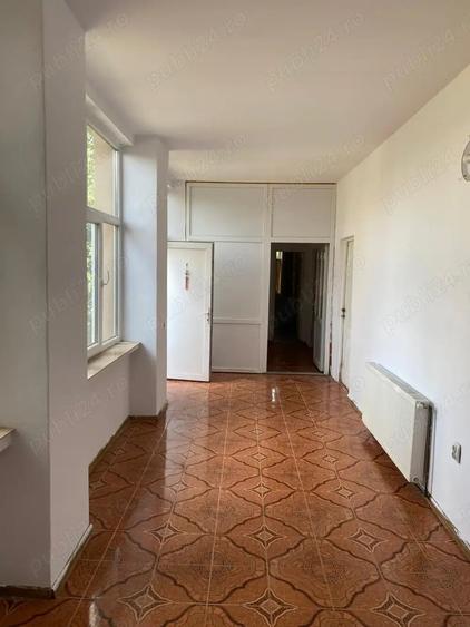 Casă cu 4 camere cu Teren 2877 Mp în Dolaț