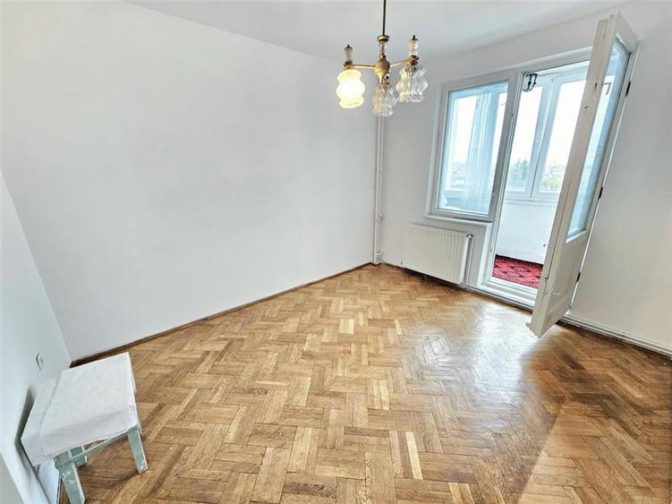 Apartament cu 3 camere decomandat în Astra