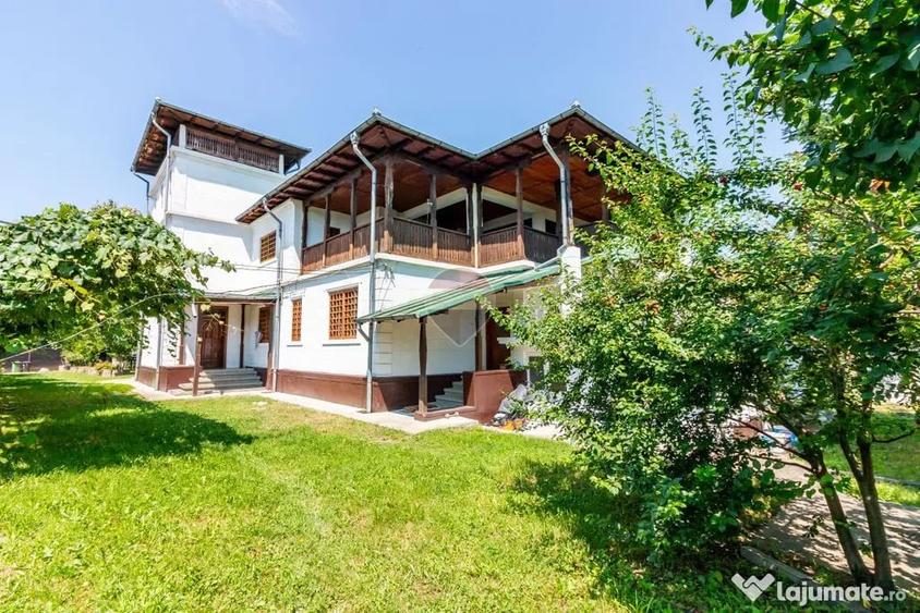 Casă cu 7 camere cu Teren 3425 Mp în Central