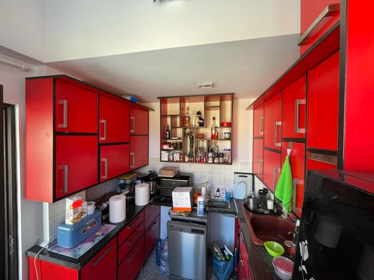 Apartament cu 3 camere semidecomandat în Apărătorii Patriei